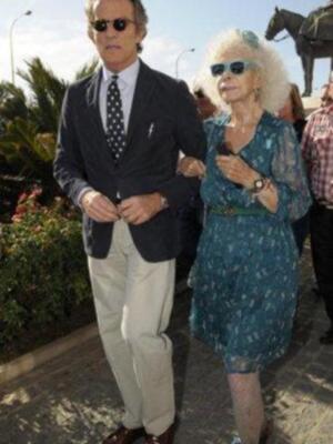 La Duquesa de Alba por primera vez en Sevilla con Alfonso Diez tras dar la noticia de su boda