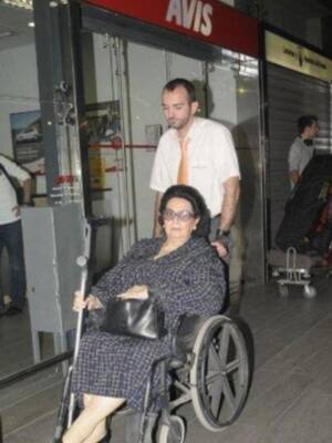 Monserrat obligada a usar silla de ruedas por una caída