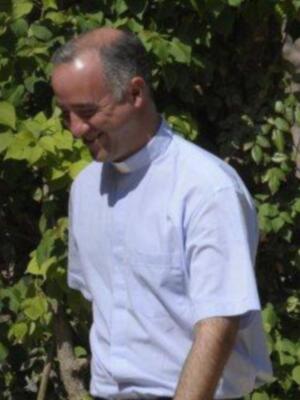 El sacerdote que casará a la duquesa de alba tiene 38 años pertenece a una familia sevillana muy conocida y fue pregonero de la semana santa de Sevilla