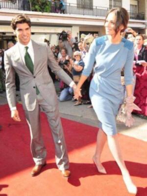Antonio García reafirma la autoría del vestido de Eva González en la boda de la duquesa de Alba