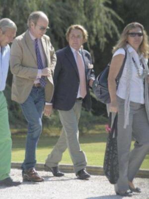 El emotivo reencuentro de los duques de Alba y su madrina Carmen Tello tras la boda