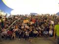 Una multitud en un estadio, con carteles y personas sentadas.