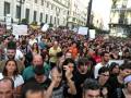 Una multitud en una protesta, con carteles y personas concentradas.