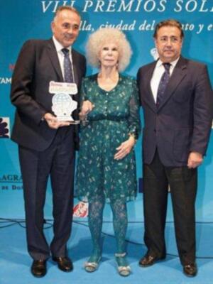 La duquesa de Alba asiste a su primera acto público tras su boda acompañada de Carmen Tello