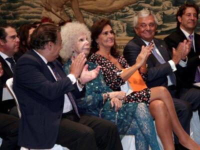 La duquesa de Alba asiste a su primera acto público tras su boda acompañada de Carmen Tello