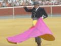 Un torero realiza una faena con capa en una plaza de toros, rodeado por un público atento.