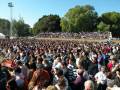 Una multitud de personas reunidas en un estadio al aire libre, disfrutando de un evento público.