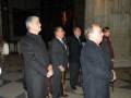 Un grupo de hombres en trajes y corbatas, posiblemente en una ceremonia o evento formal.
