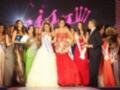 Concurso de belleza con participantes en vestidos formales y corona de Miss España 2011.