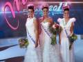 Miss España 2012: las tres finalistas en trajes de noche y corona de flores.