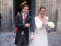 Boda en un edificio histórico con flores blancas y rojas散布地面。