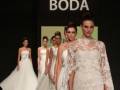 Desfile de vestidos de novia en Sevilla, España, con modelos caminando por la pasarela.
