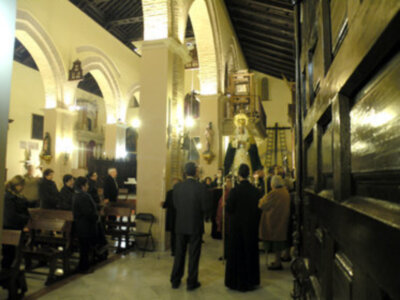 Solemne procesión claustral con la imagen de Ntra. Sra. de la Esperanza, por las naves de la parroquia de Sta. María de la Asunción de Alcalá del Río (Sevilla)