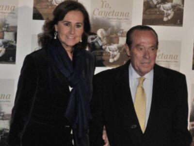 La duquesa de Alba presenta por fin sus memorias con su marido y tres de sus hijos