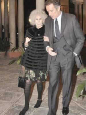 La duquesa de Alba presenta por fin sus memorias con su marido y tres de sus hijos