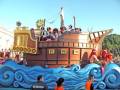 Barco pirata gigante en un parque temático, con niños jugando alrededor.