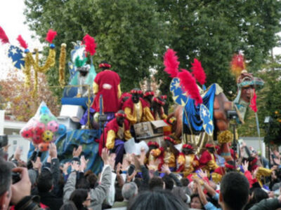Los Reyes Magos repartieron  ilusión por el barrio de Triana.