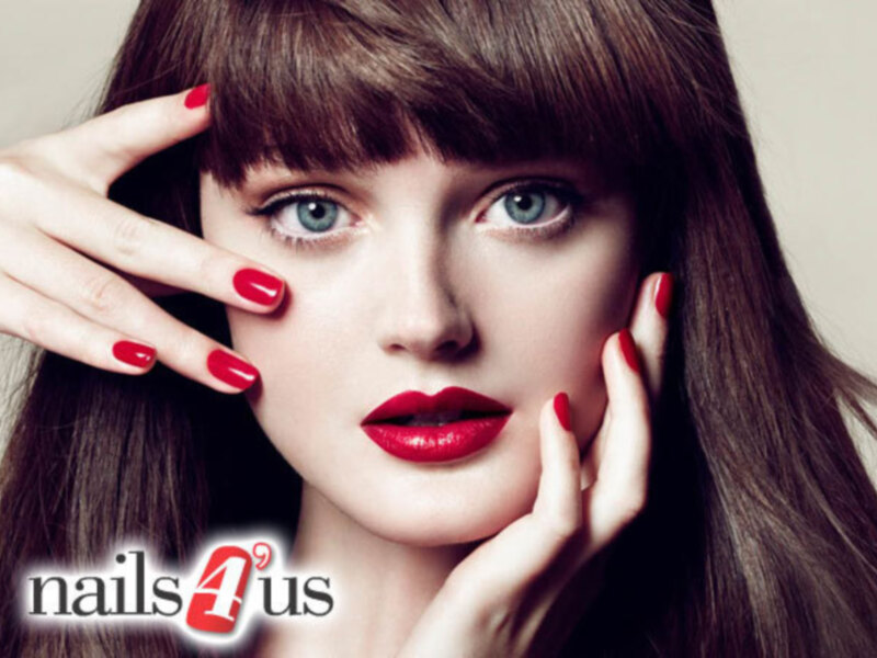 Maquillaje y uñas cuidadosamente pintadas con rojo brillante, destacando la belleza y precisión del maquillaje.