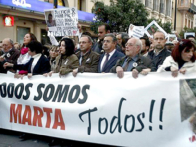 Manifestación en apoyo a Marta, con carteles y pancartas que expresan su solidaridad.