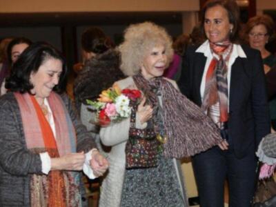 La duquesa de Alba, incansable, presidió desfile de trajes de flamenca a beneficio de nuevo futuro en Sevilla