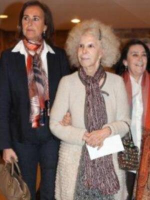 La duquesa de Alba, incansable, presidió desfile de trajes de flamenca a beneficio de nuevo futuro en Sevilla