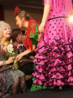La duquesa de Alba, incansable, presidió desfile de trajes de flamenca a beneficio de nuevo futuro en Sevilla