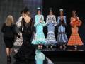 Modelos desfilando en la Feria de Abril de Sevilla, con vestidos típicos de flamenco.