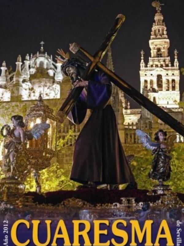 Escultura religiosa en Sevilla durante la Semana Santa, con la Catedral de fondo.