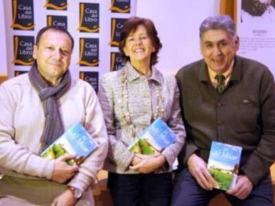 Miguel Gallardo presenta la novela "El Al Mizar" de Carmen de la Rosa en Sevilla