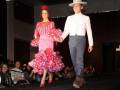 Modelos en desfile de moda flamenca, con vestidos tradicionales y sombreros típicos.