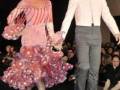 Desfile de moda flamenca con vestidos y trajes típicos de España.