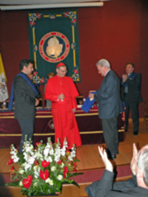 Ilustres Becario de Honor y de la visita extraordinaria a Sevilla de S.E.R. Cardenal Ángelo Amato (SDB), en el Colegio Mayor San Juan Bosco.