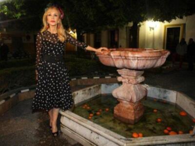 Carmen Lomana inaugura la primavera en Sevilla con la tuna