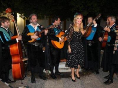 Carmen Lomana inaugura la primavera en Sevilla con la tuna