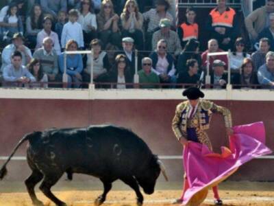 El cordobés celebra el día del padre con sus tres hijos en un festival benéfico