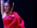 Danza tradicional con vestimenta roja en escenario