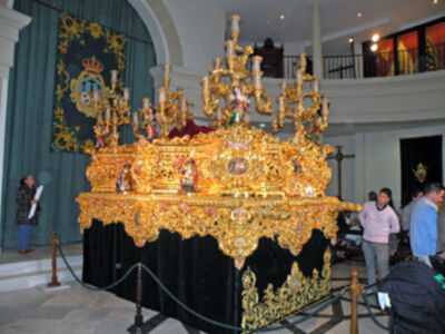 Exposición del magnífico paso procesional del Cristo de la Vera-cruz de Alcalá del Rio.