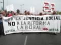 Manifestación contra la reforma laboral, con pancartas de USTEA.
