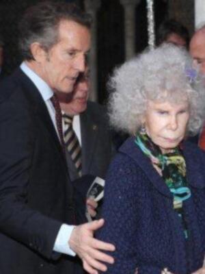 Los duques de Alba asisten al pregón del costalero que dio Rafael Peralta