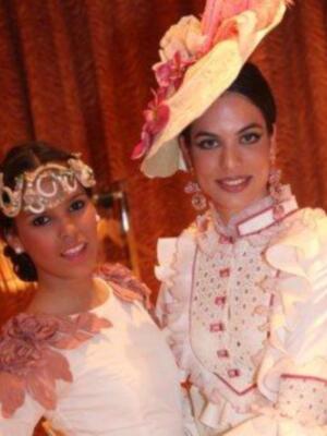 José Fernando ortega apoya a su hermana Gloria Camila en un desfile