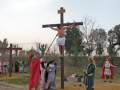 Recreación de la crucifixión de Jesús en una representación religiosa al aire libre.