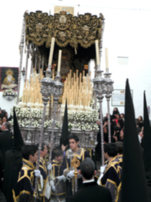 La lluvia dio una tregua en el Viernes Santo de Alcalá del Río.