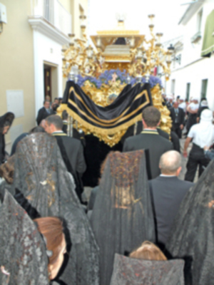  La lluvia dio una tregua en el  Viernes Santo de Alcalá del Río.