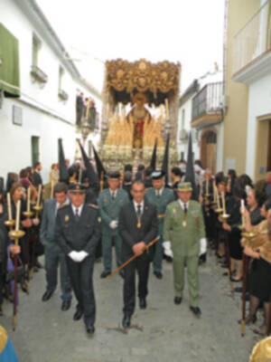  La lluvia dio una tregua en el  Viernes Santo de Alcalá del Río.