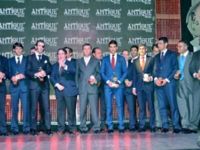 Manzanares recoge su cuarto trofeo en la misma semana en Sevilla