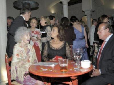 La duquesa de Alba, premio a la mejor embajadora de Sevilla en el mundo apoya a SM el rey