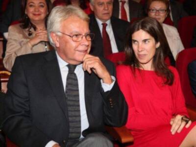 María González acompaña a su padre Felipe González homenajeado en Sevilla al cumplirse el XX aniversario de la inauguración de la expo 92
