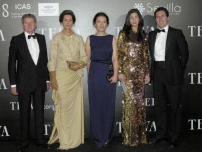 La duquesa de Alba, premio a la mejor embajadora de Sevilla en el mundo apoya a SM el rey