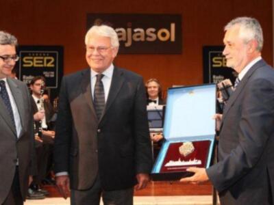 María González acompaña a su padre Felipe González homenajeado en Sevilla al cumplirse el XX aniversario de la inauguración de la expo 92