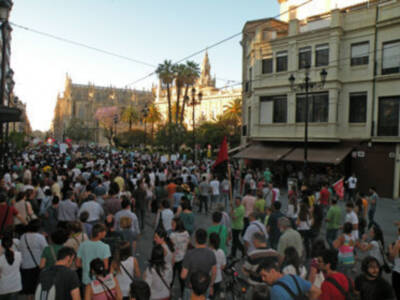 Multitudinaria manifestación de profesores y estudiante en Sevilla